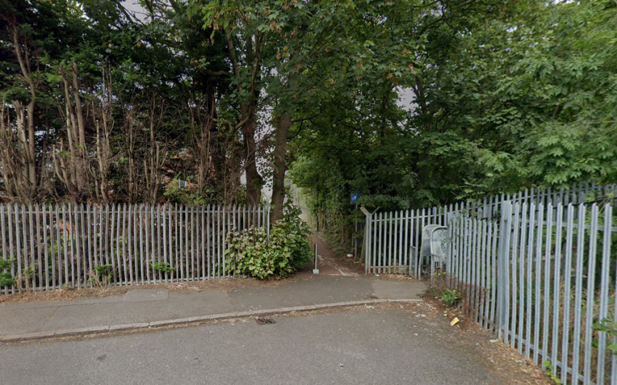 U parku u Engleskoj pronašli kantu za smeće, u njoj bilo tijelo muškarca