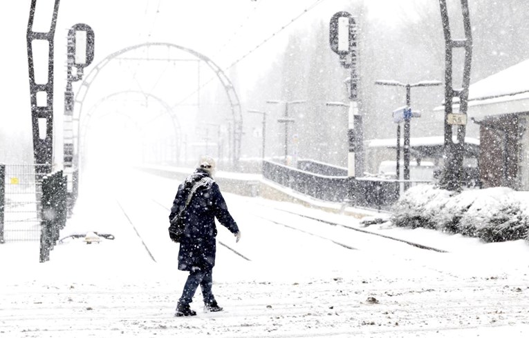 Snježna oluja u Nizozemskoj: Na put se ne može avionom ni vlakom. Autom jako teško