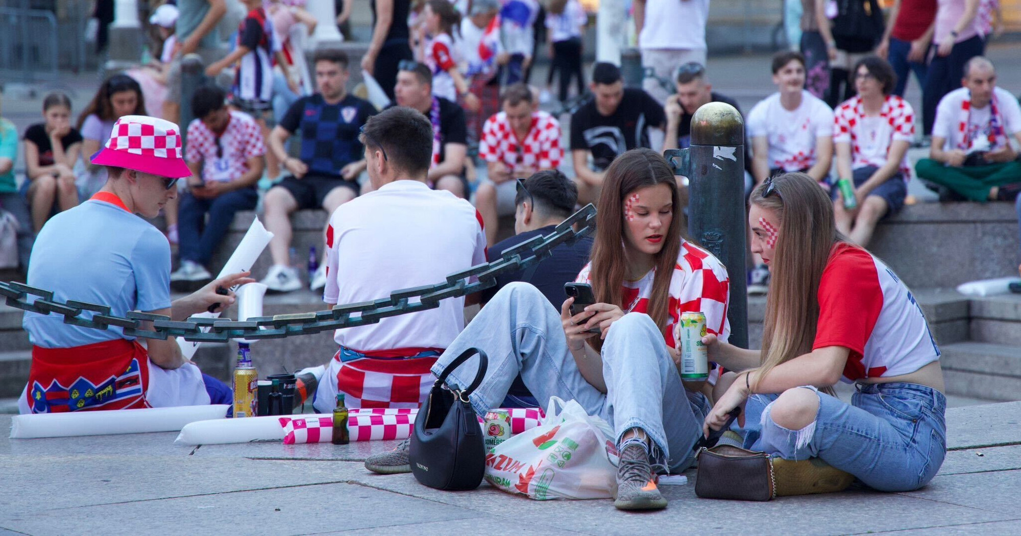 FOTO Sve veći broj navijača na Trgu bana Jelačića čeka utakmicu s Engleskom