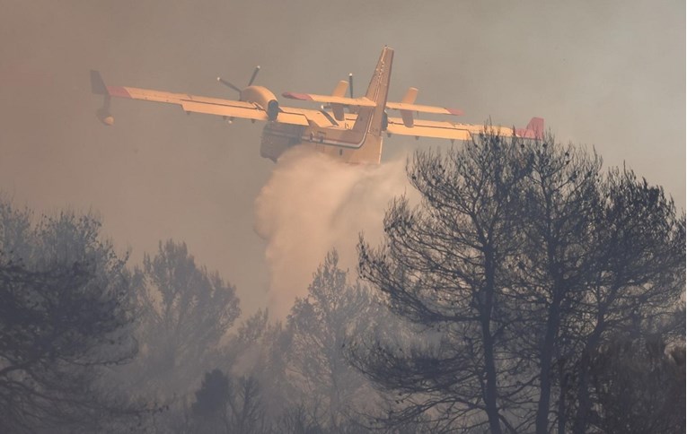 Požar na Dugom otoku. Gase ga dva kanadera