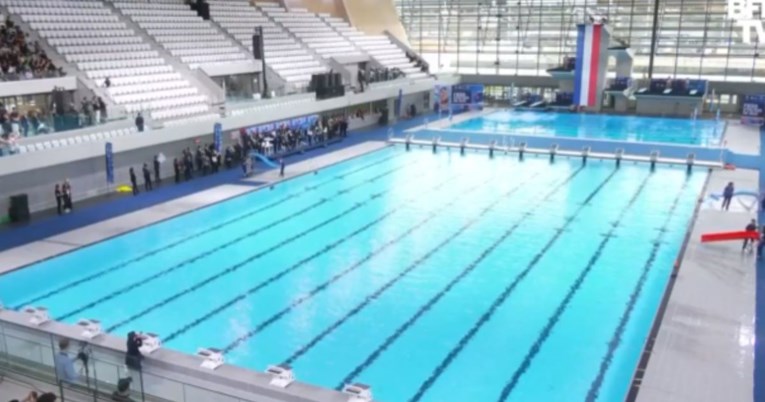 Pogledajte komični pad francuskog skakača u vodu na otvaranju olimpijskog bazena
