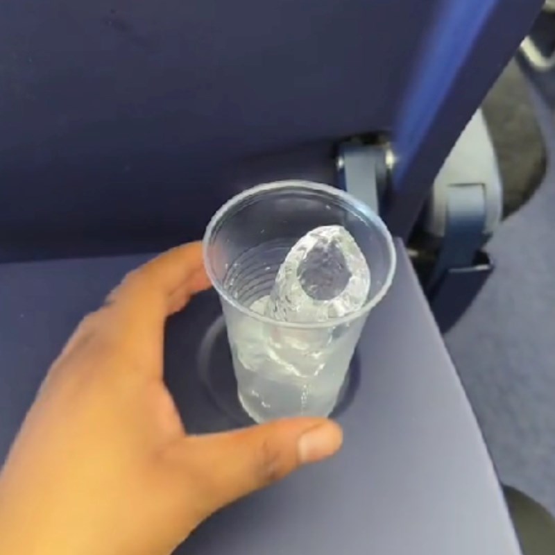 Žedna putnica u avionu nije htjela platiti tri eura za vodu pa se dosjetila trika 