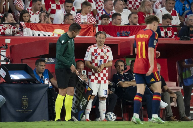 Modrić na ovacije u Sevilli odgovorio na španjolskom jeziku i sa španjolskom zastavom