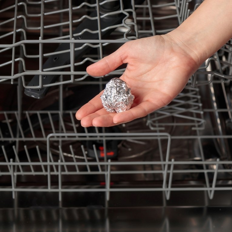 Je li stavljanje aluminijske folije u perilicu posuđa zaista korisno?