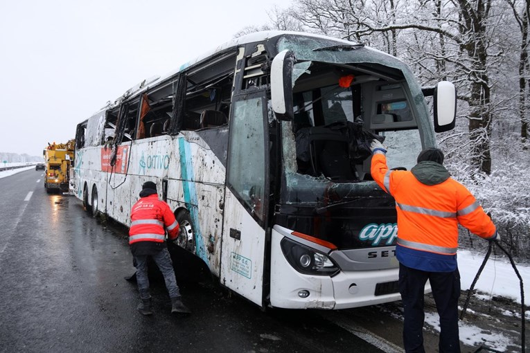 Na autocesti kod Jastrebarskog prevrnuo se autobus, ozlijeđena 2 vozača i 6 putnika
