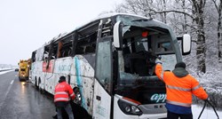 Na autocesti kod Jastrebarskog prevrnuo se autobus, ozlijeđena 2 vozača i 6 putnika