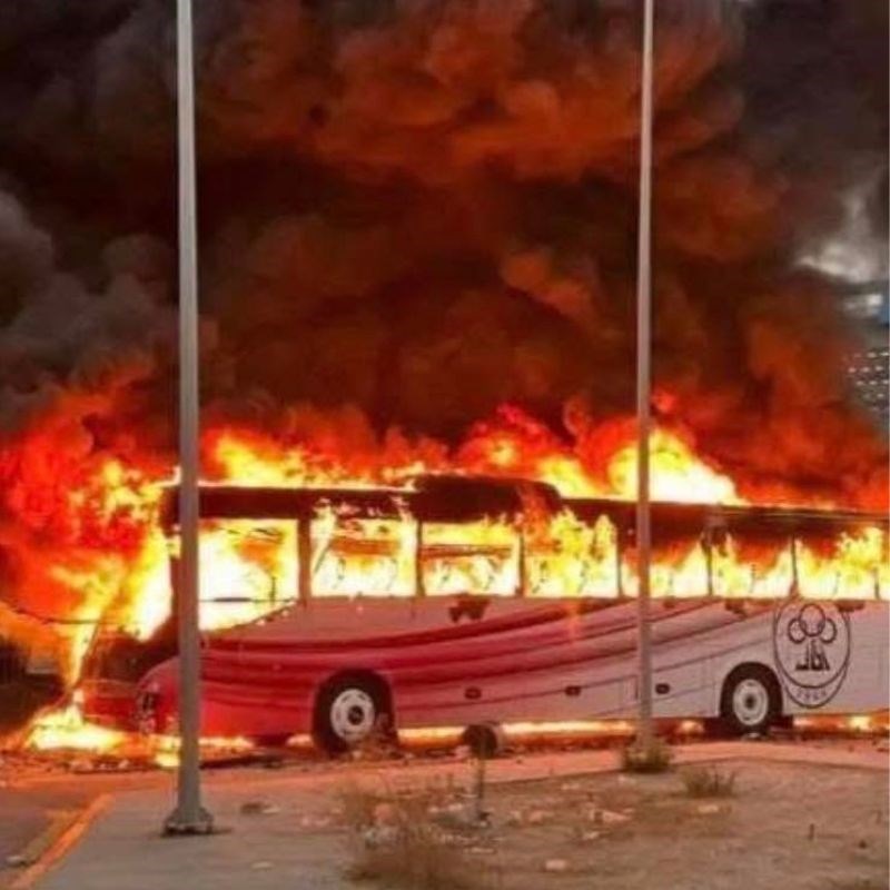 FOTO Ludi derbi u Africi. Zapaljen autobus, utakmica prekinuta, sudac pretučen
