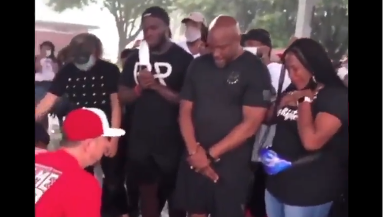 Snimka koja tjera suze na oči: Kleknuli ispred susjeda crnaca i molili ih za oprost