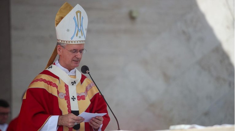 Zagrebački nadbiskup: Božić je poziv narodu da prestane živjeti od poluistina