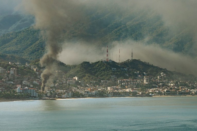U Meksiku pobjegla 23 zatvorenika nakon što su u neredima autom razbijena vrata
