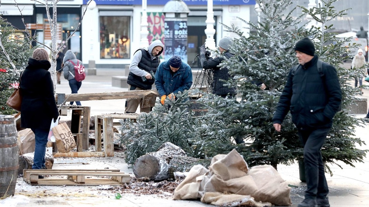 VIDEO Uklanja se Advent na Trgu bana Jelačića, tamo će se gledati utakmica
