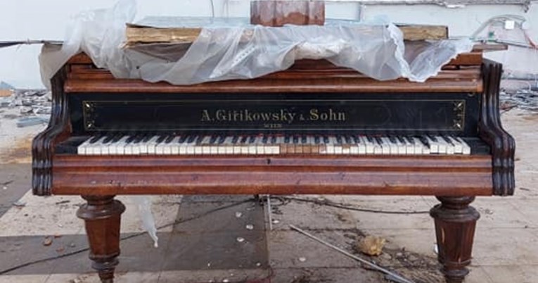 Netko je na Bačvicama ostavio koncertni klavir iz 19. stoljeća