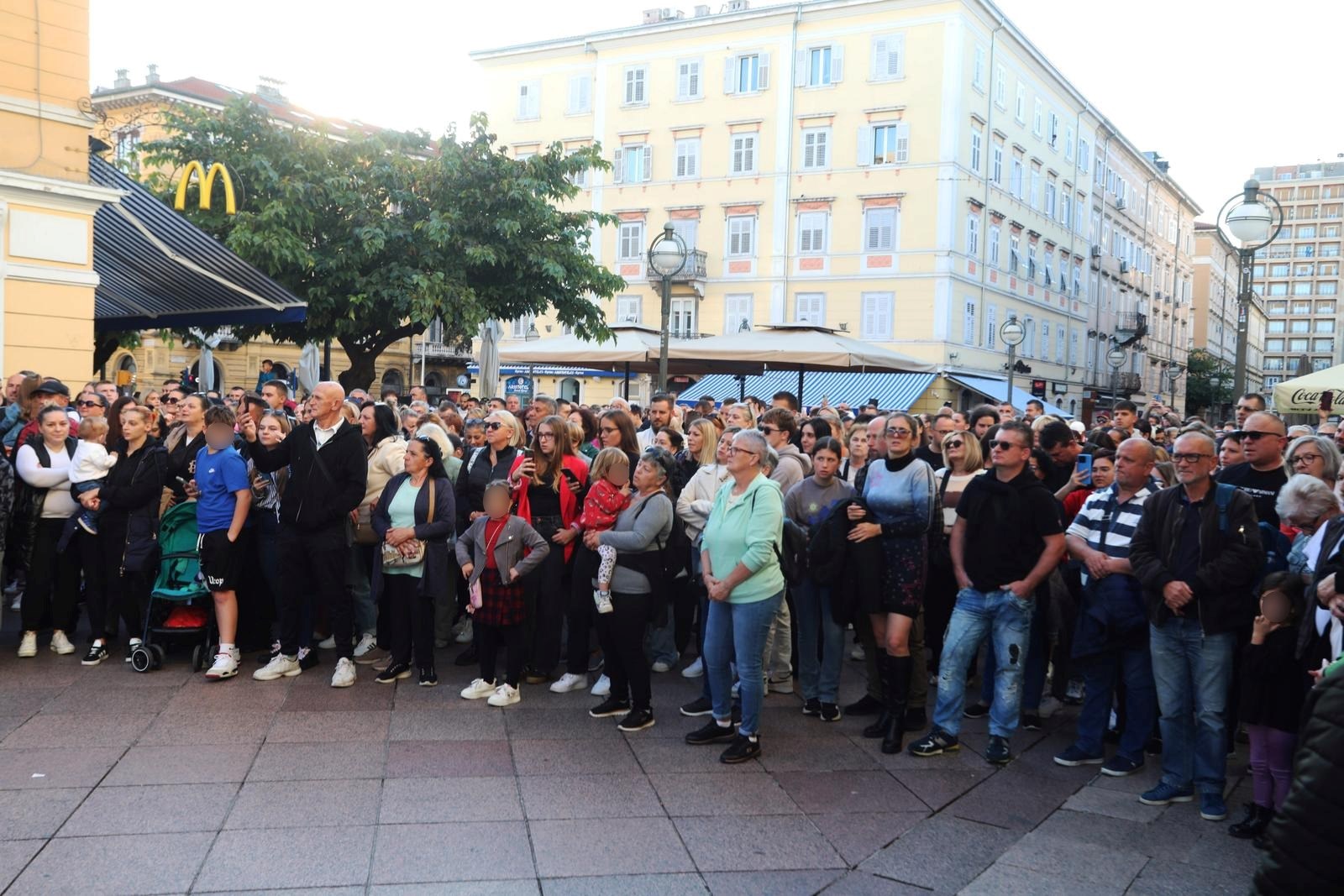 VIDEO Riječani se okupili na Korzu i zapjevali Halidove pjesme