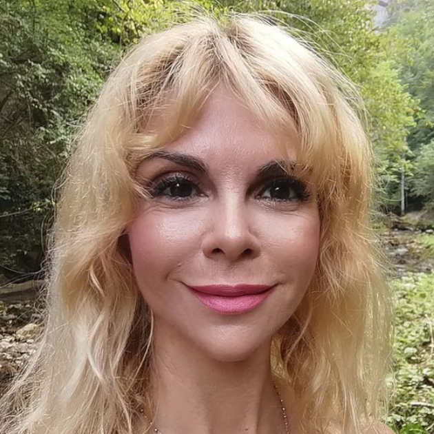 Mila Elegović pozirala u bikiniju i pokazala zavidnu liniju u 53. godini