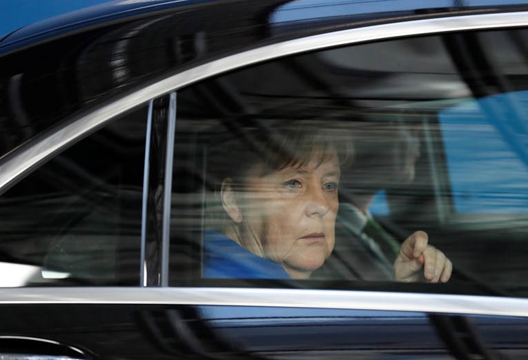 Merkel želi razgovor jedan na jedan s Johnsonom o Brexitu