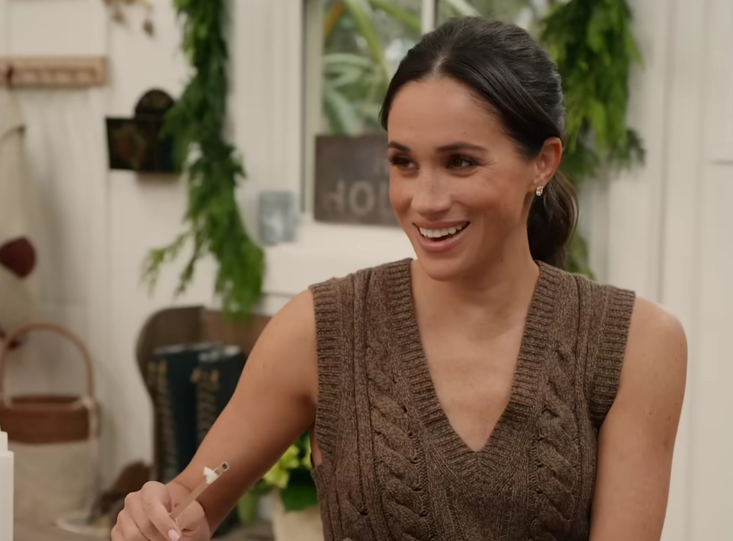 Ljudi na X-u zgroženi jer je Meghan Markle začinjavala puricu s nakitom na rukama