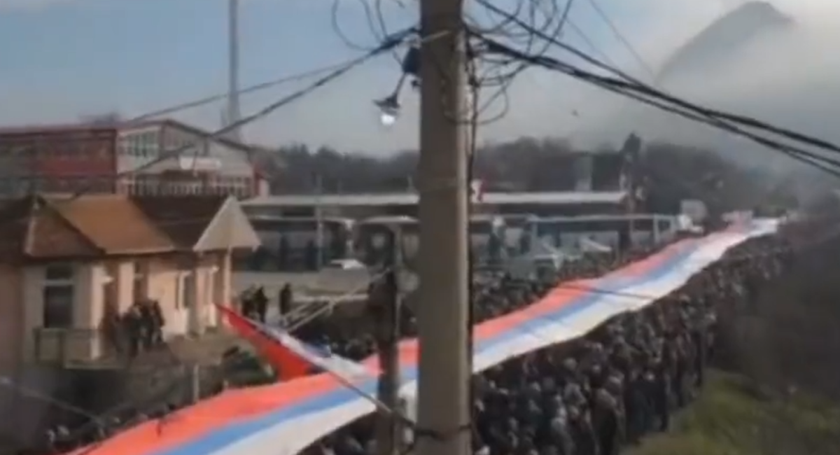 VIDEO Veliki prosvjed Srba na Kosovu, nosili ogromnu zastavu. Vučić ih podržao