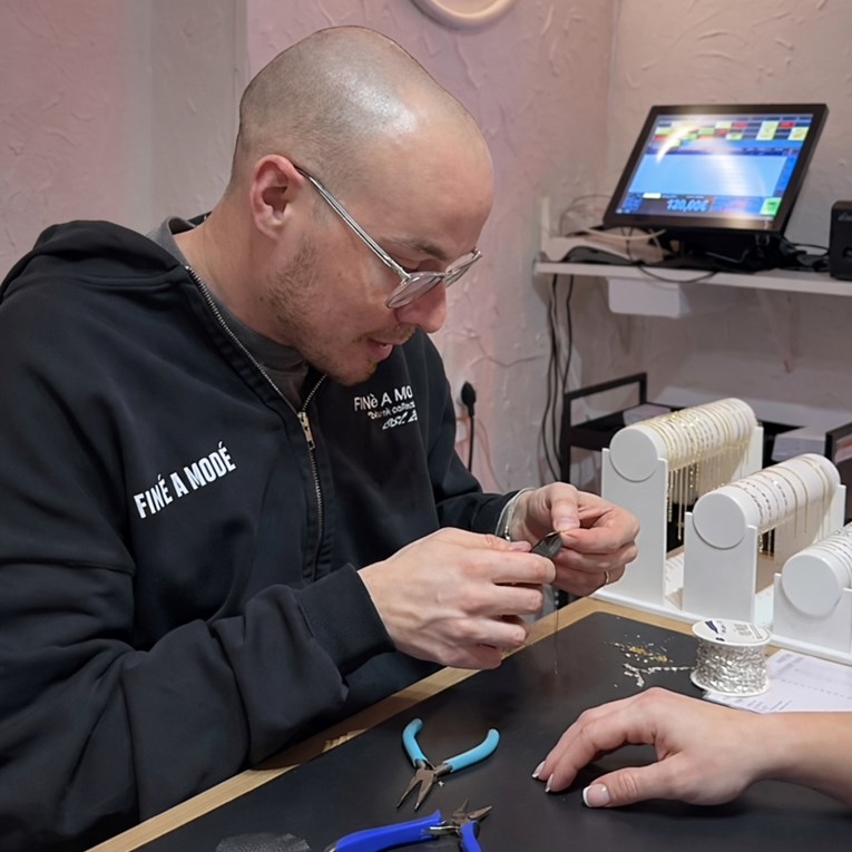 Marketinška agencija objavila lošu recenziju Vuletićevog nakita, on se oglasio