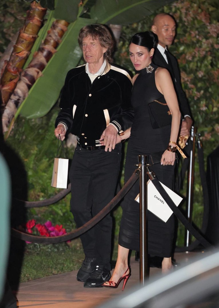 Mick Jagger (82) s 38-godišnjom zaručnicom napuštao zabavu držeći je za ruku