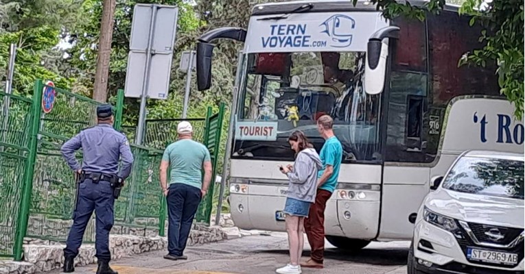 FOTO Ukrajinski autobus blokirao put prema vidikovcu na splitskom Marjanu