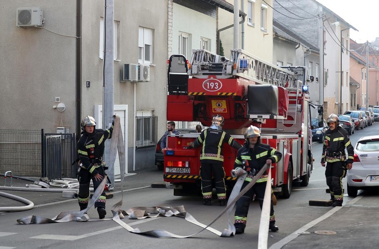 Klima uređaj izazvao požar u stanu na Trešnjevci. Dvoje ljudi ozlijeđeno