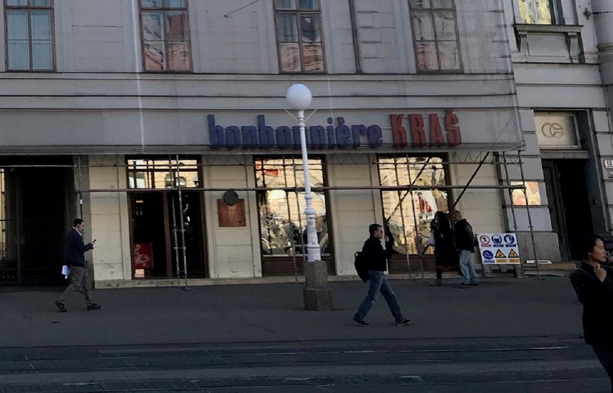 Kraš zatvara dućan na Trgu bana Jelačića u Zagrebu, zgradu je oštetio potres