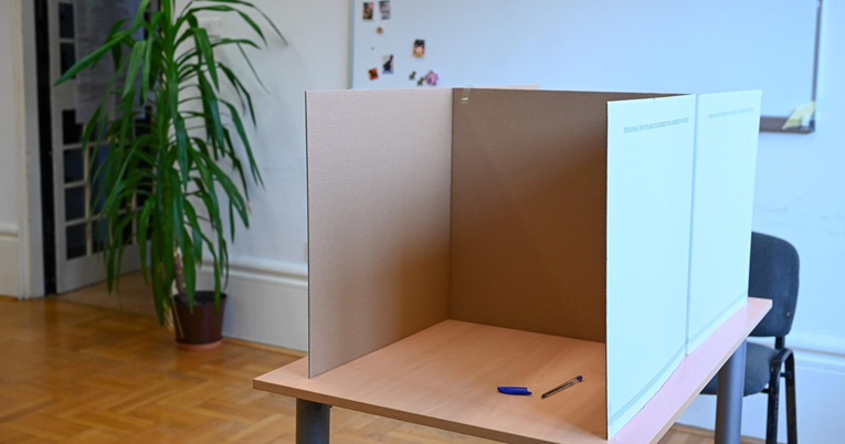 Došao na biralište pa poderao tri listića. Intervenirala policija