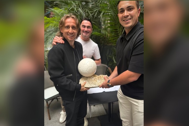 Modrić dobio loptu od bračkog kamena: "Jedino ga on može udrit, a da ne slomi nogu"