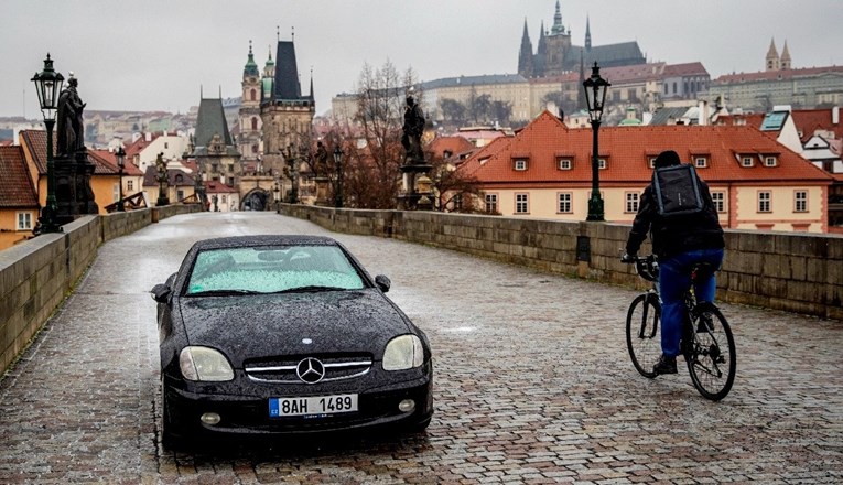 U Češkoj policija kontrolira kretanje, ljudi smiju samo na posao ili k doktoru