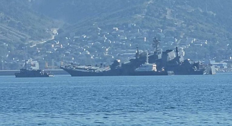 VIDEO Napad na crnomorsku luku bio uspješan? "Ruski brod pluta na boku, odvlače ga"
