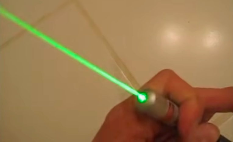 Dvojica dječaka ostala bez vida na jedno oko zbog lasera