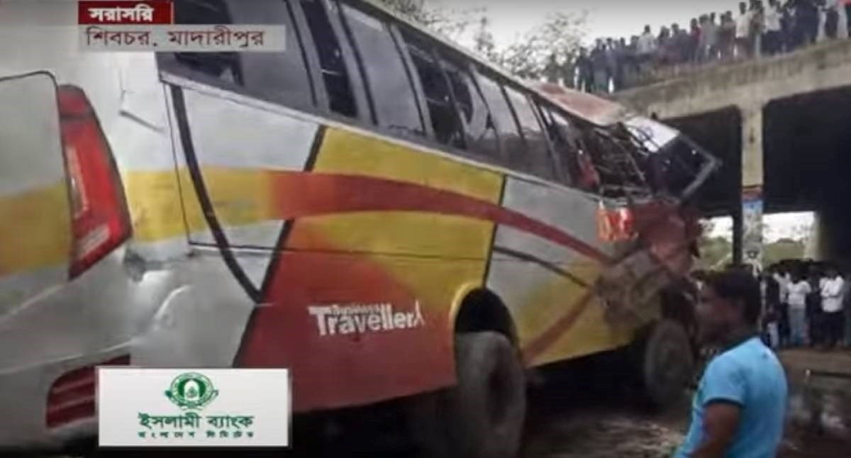 VIDEO Autobus u Bangladešu sletio s ceste, pao u jarak. Poginulo najmanje 19 ljudi