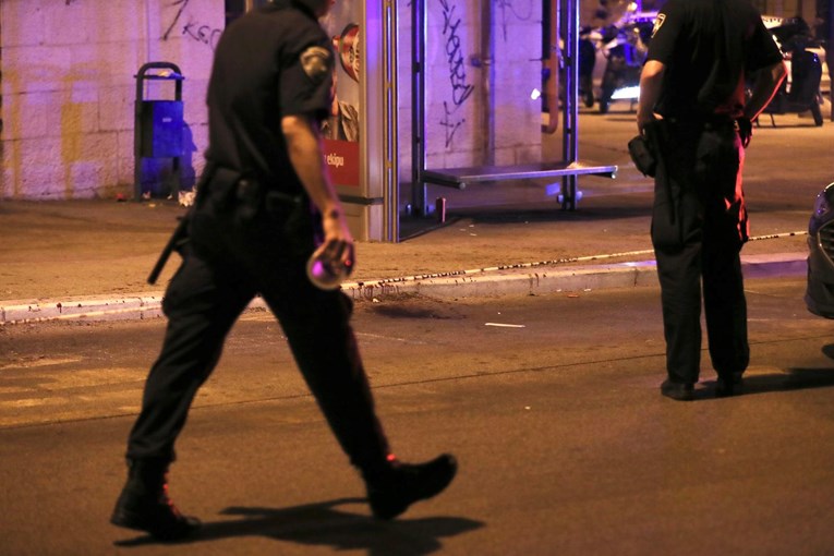 Muškarac u splitskom kafiću ženu bacio na pod. Traži ga policija