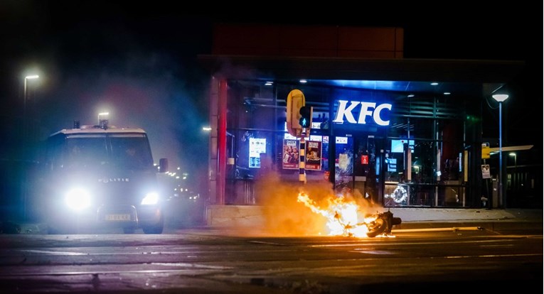 Treća noć nereda u Nizozemskoj, izgrednici izazivali požare i pljačkali trgovine