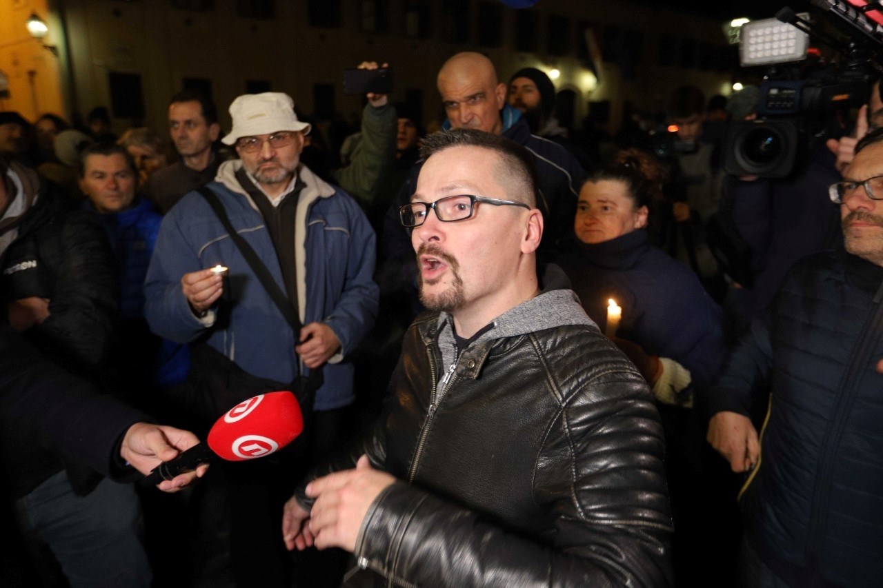 VIDEO Prosvjednici pozvani da u utorak tijelima blokiraju Markov trg. Dva privedena