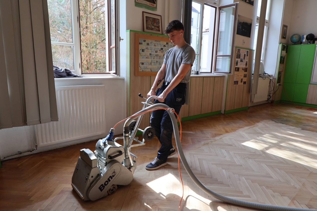Slovenski srednjoškolac u sklopu završnog ispita obnovio parket u školi