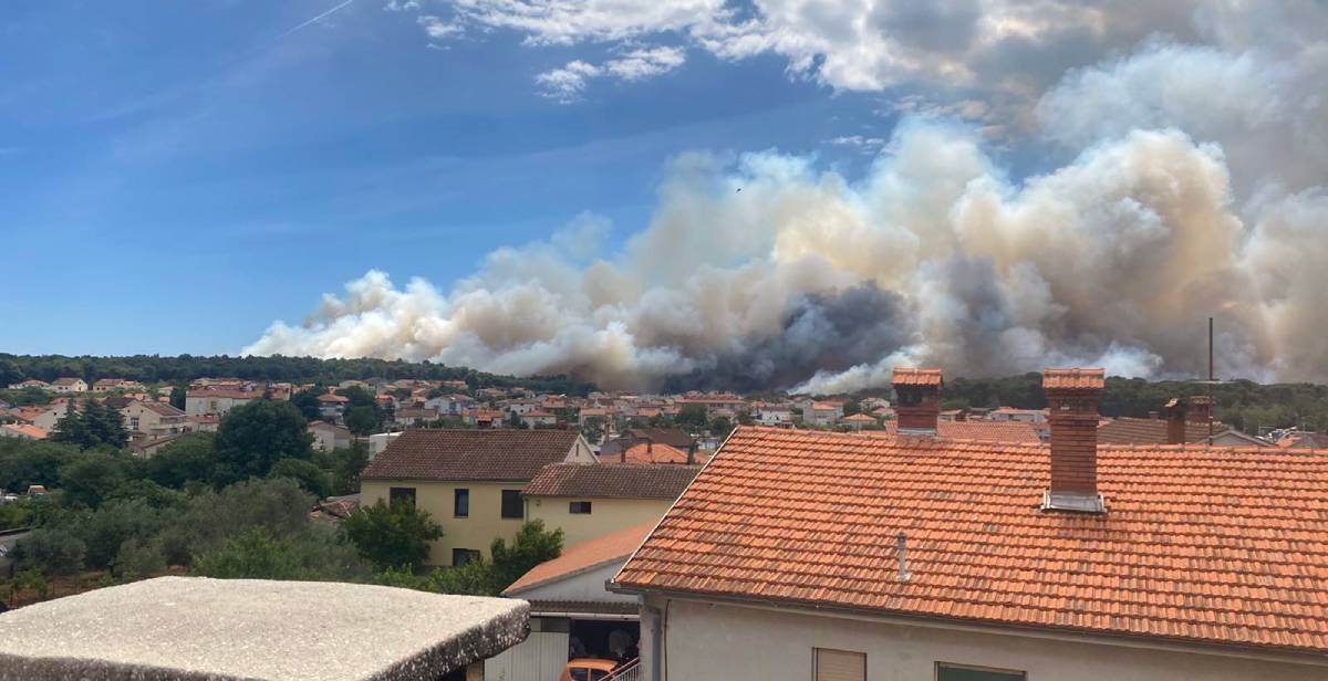 Bolnica u Puli ostala bez struje zbog požara, uključila agregate