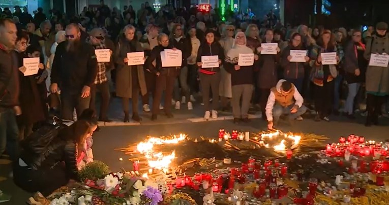 Ljudi se okupili ispred kolodvora u Novom Sadu. Arhitektica: Uklonjen je dokaz