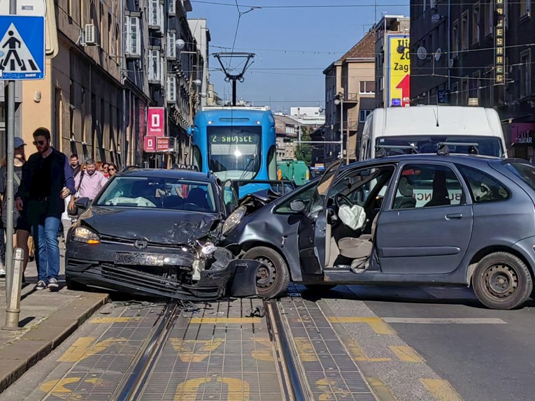 Sudar na zagrebačkoj Ilici, auti su razbijeni. Tramvaji opet krenuli