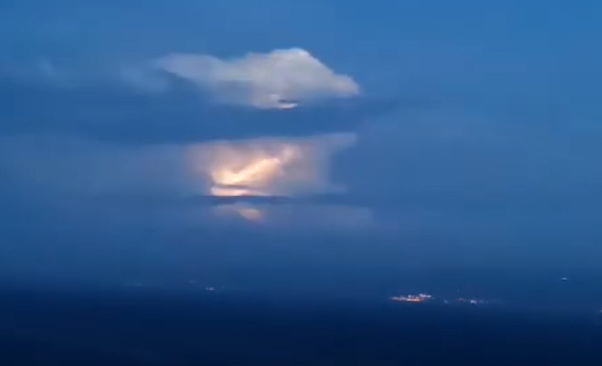 Olujno nevrijeme u Dalmaciji. Kumulonimbus iznad Pelješca bio vidljiv iz Splita