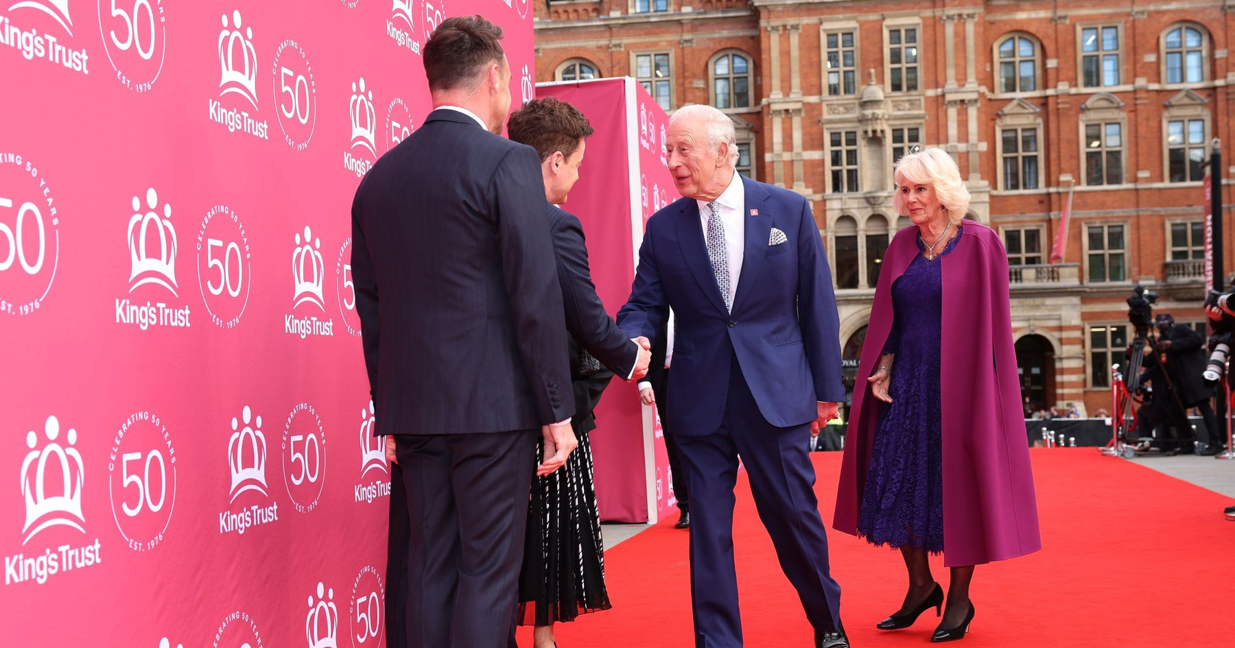 I vama izgleda kao da Declan Donnelly nosi suknju? Pogledajte bolje 😅