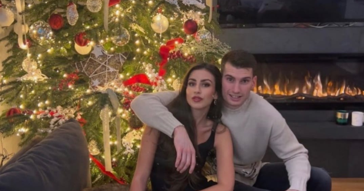 Dominik Livaković podijelio fotku iz obiteljskog doma, pozirao pokraj drvca s Helenom