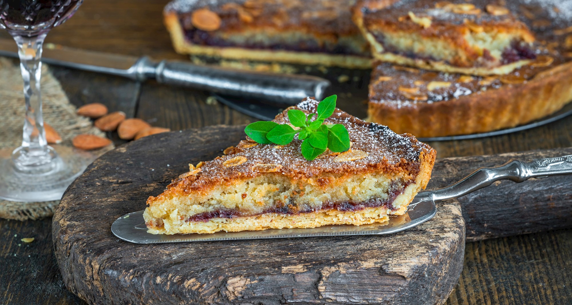 Frangipane - kremasta, slatka smjesa na bazi mljevenih badema stvorena za pitu i tart