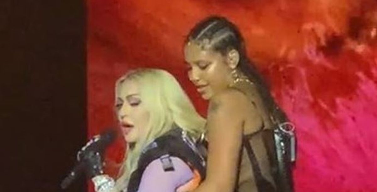 Madonna vatrenim poljupcima s 37 godina mlađom repericom obilježila Mjesec ponosa
