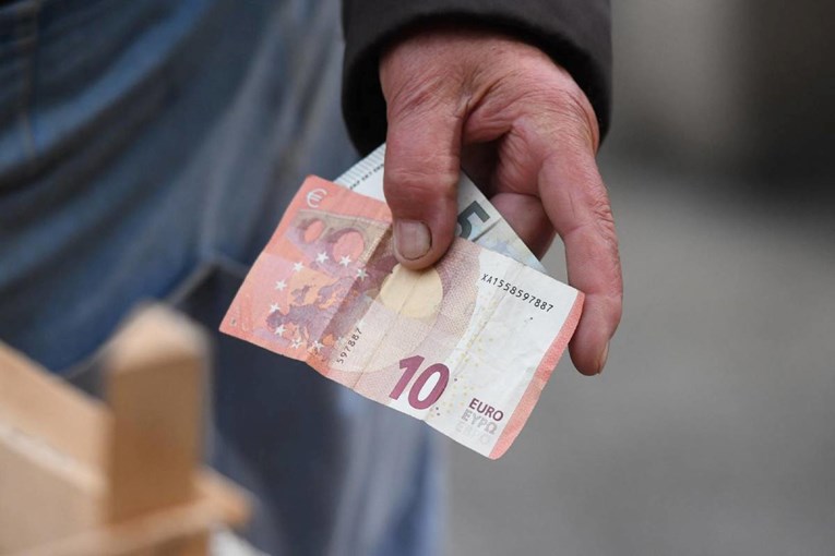 Uskrsnice od 40 do 120 eura umirovljenicima dijeli desetak gradova i općina