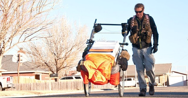 Čovjek već 27 godina pješači po svijetu, sad otkrio kako se financira