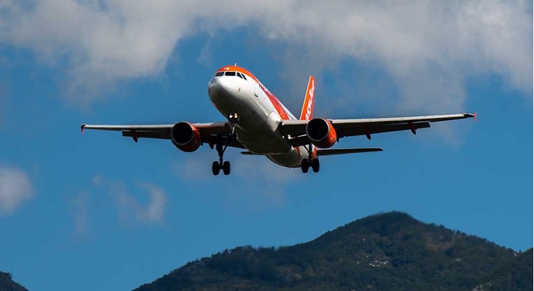 Avion koji je letio za Kretu sletio u Zadar, putnici je trebala hitna pomoć