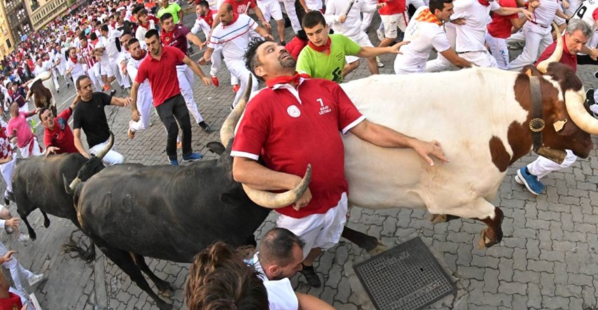 Ljudi u Španjolskoj danas dvije minute trčali s bikovima. Petero u bolnici