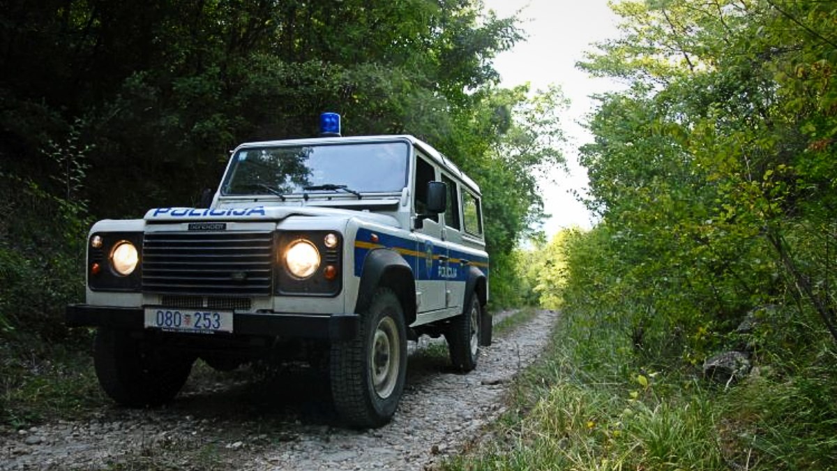 Poljak, Slovenac i Srbin pokušali prošvercati migrante kod Karlovca. Uhvaćeni su