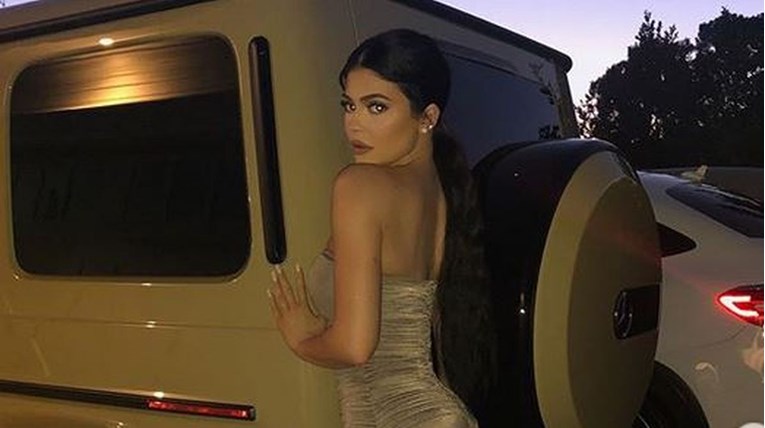 Kylie Jenner pozirala u uskoj haljini i zaludjela fanove: "Guza ti je veća od džipa"
